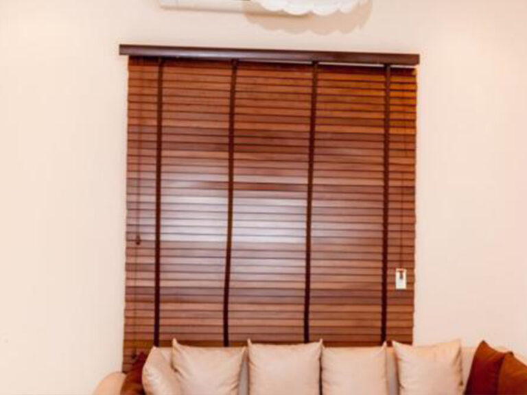 CurtainSlides Rewa Woods